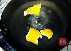 Illustration of how to make grapefruit rock sugar water 4