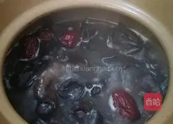 Illustration of how to make black fungus stewed with chicken soup 5