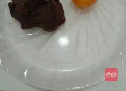 Illustration of how to make egg yolk and bean paste mooncakes 7