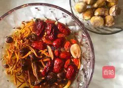 Cordyceps, tea tree, mushrooms and chestnut stew Illustration of how to make black-bone chicken 2