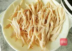 Illustration of how to make shredded chicken and bitter chrysanthemum in fat-reducing salad and slimming salad 2