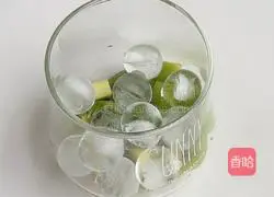 Illustration of how to make cranberry sparkling water 3