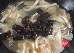 Illustration of how to make mushroom and egg soup 11