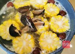 Illustration of how to make ginger, date and corn fungus soup 5