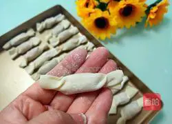 Illustration of how to make fried wonton sugar 7