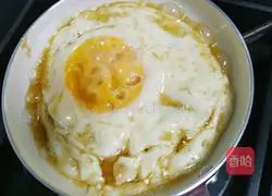 Illustration of how to make braised noodles with poached eggs 1