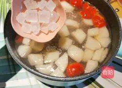 Illustration of how to make hawthorn and snow pear soup 9