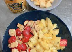 Illustration of how to fish fruits in sugar water 2