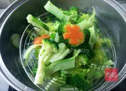 Christmas tree salad recipe illustration 11