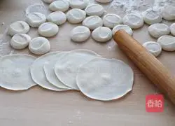 Illustration of how to make dumplings stuffed with pork and three delicacies 9