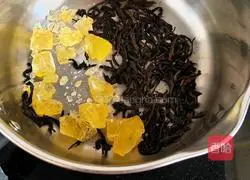 Illustration of how to make caramel milk tea 2