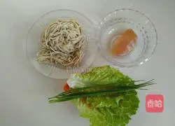 Illustration of how to make noodles with scallion oil and shredded chicken 1