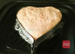 Illustration of how to make watermelon milk pancakes (heart-shaped) 13