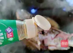 How to make crucian carp white jade soup Illustration 3