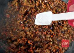 Illustration of how to make wonton skin and shaomai stuffing pancakes 11