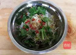 Illustration of how to make cold mung bean sprouts 6