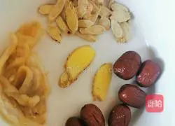 Illustration of how to make chicken soup with red dates and fish maw 5