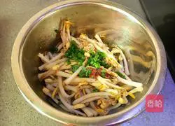 Illustration of how to make cold peanut sprouts 7