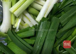 Illustration of how to make fried bacon with garlic 5