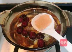 Illustration of how to make peach gum, red dates and lily soup 12