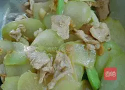 Illustration of how to stir-fry pork with kale stalks 5