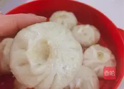 Illustration of how to make carrot, chicken and scallion buns 10