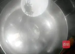 Illustration of how to make Hong Kong-style milk tea 4