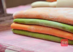 Illustration of how to make colorful noodles 10