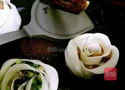 Fried Dumplings with Chives, Shrimp and Rosette#New Year's Eve Dinner Recipe Illustration 11