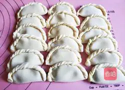 Illustration of how to make leek and meat dumplings (lace dumplings) 12