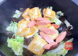 Illustration of how to make ham, cabbage and tofu stew 11