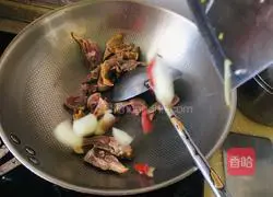 Illustration of how to make fried duck with celery 5