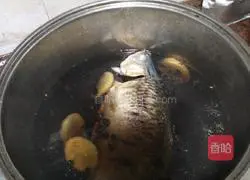 Illustration of how to make black bean crucian carp soup 13