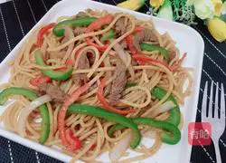 Illustration of how to make black pepper beef fillet stir-fried spaghetti 8