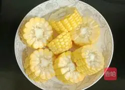 Illustration of how to make water chestnuts, corn and pork bone soup 2