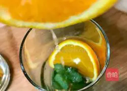 Illustration of how to make mint fruit drink 5