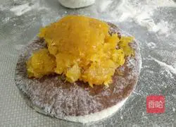 Illustration of how to make two-color steamed buns with pineapple filling and smile 4