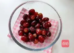 Illustration of how to make grape jelly with milk 2