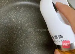 Illustration of how to make carrot and green pepper egg pancakes 6