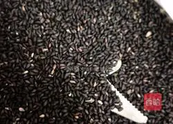 Illustration of how to make black sesame paste 1