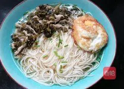 Illustration of how to make shredded pork noodles with pickled vegetables 7