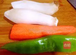 Illustration of how to make hand-shredded king oyster mushrooms 1