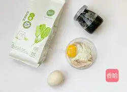 8 One-month-old baby food supplement: Illustration of how to make chicken and black sesame sauce noodles 1
