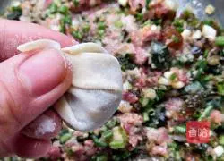 Illustration of how to make preserved egg wontons 4