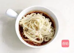 Illustration of how to make spicy and sour cold noodles 7