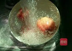 Illustration of how to make peaches in sugar water 2