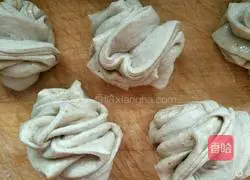 Illustration of how to make chicken oil, pepper and salt soba noodle rolls 9