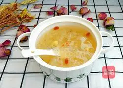 Tremella lily and ginkgo soup recipe 16