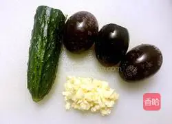 Cucumbers mixed with preserved eggs Illustration of how to make preserved eggs 1