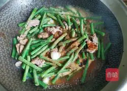 Illustration of how to make steamed beans and braised noodles 6